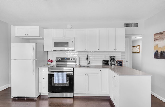 Bayview Regency Apartments By Lowkl - Photo 77
