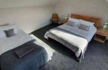 Free Parking, Huge 4 King Bedroom Townhouse, Fast WIFI, Fully Equipped Kitchen, 15 min drive to Nissan, 20 min to Newcastle Sunderland, Ideal for Long Term Contractor etc Stays, Regular Housekeeping Option - Dwellcome Home Ltd - See Our Site for Assurance - Foto 6