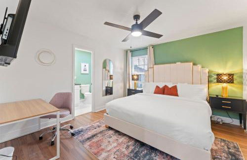 NRG MedCenter Luxe 4BD Home w FencedYard WasherDryer Pet Friendly - Foto 3