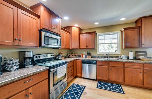 Lakefront Gilbertville Haven with Private Boat Dock! - Foto 9