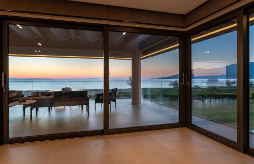 Sun and Sea Apartment - Beachfront, 2 Bedrooms with Sea View & Garden - Photo 7