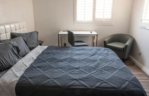 Comfy Expansive Home - Near the Strip - Heated Pool - Foto 33