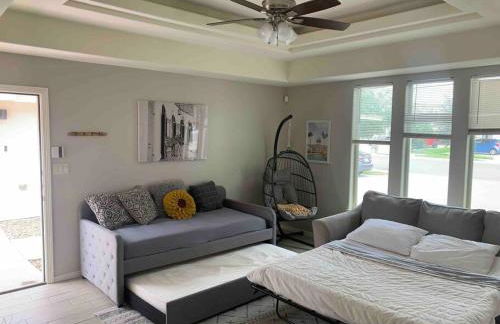 Cozy 3 Bed 2 Bath Apartment, Near Shopping Plazas, Expressway and Free Parking - Photo 6