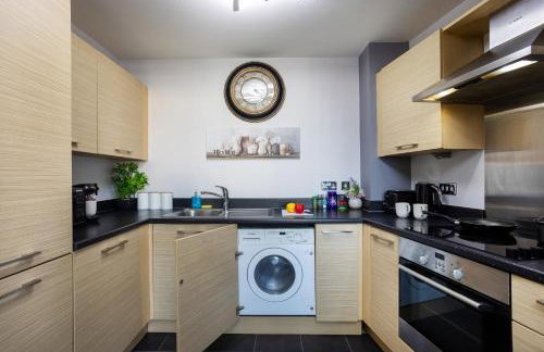 Vista Verde - Luxury City Penthouse 2BR - Sleeps up to 6 - Parking - Photo 26