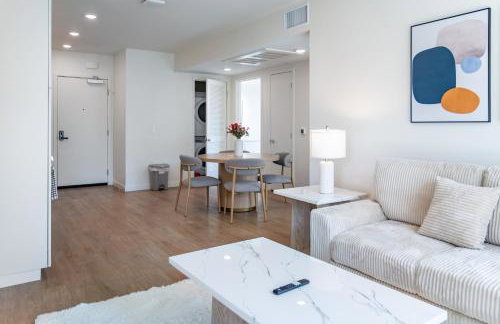 Luxury 2 Bedroom Residence With Fitness and Outdoor Pool - Photo 5