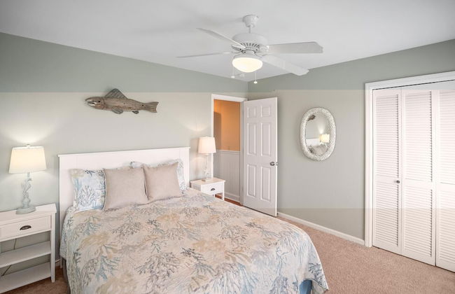 Stunning Marsh & Water Views in This Completely Renovated Three Bedroom Home - Foto 2