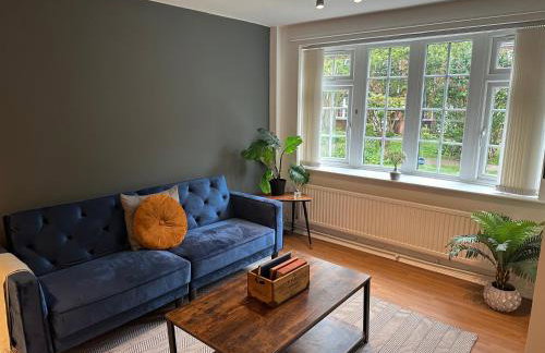 Comfortable 3 Bed House with Garden & Parking - Foto 1