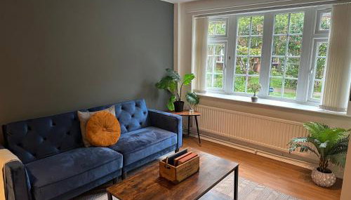 Comfortable 3 Bed House with Garden & Parking - Foto 1