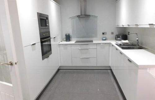 Beautiful 3 bedroom home with large garden 35 mins to Glasgow & Edinburgh - Photo 4