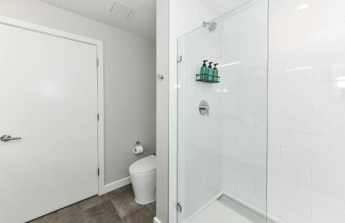 Urban 2BR Oasis with Scenic Rooftop and Gym - Foto 60