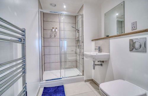 2-BR Near Salford Royal - City & Town Centre View - 1 Minute to Train & Tram Station - Sleeps 6 - Foto 16