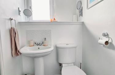 Modern 5 Bedroom Townhouse with Free Parking - Foto 49