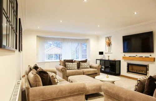 Hot Tub/Football Court/Sleeps 12/Luxury Villa - Photo 54