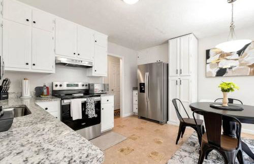 4BR Cozy Family Retreat Near Mall of GA, Near Lake Lanier - Sleeps 10 - Foto 26