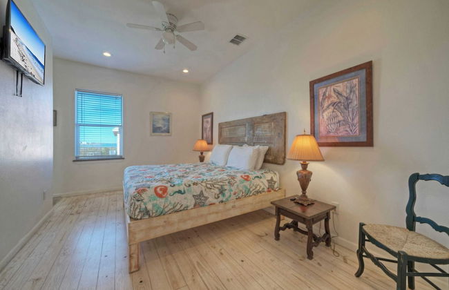 Shared Pool w/ Bay Views, Boat Dock Fishing Big Slough by Avantstay - Foto 17