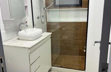 Apt perto da praia c vaga e arrumadeira e janelas anti ruídos - Foto 37