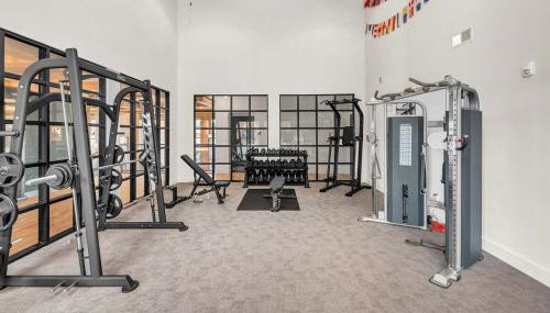 Two Story Penthouse, 2 Bedrooms with 2 and a half bathrooms, 2 Balconies, Skyline View, Pool - Foto 5