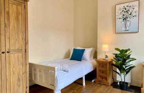 EasyRest House 1 Grantham - 6 Beds & Free Parking - Spacious & Comfy - Access to A1, Town Centre & Shops - Foto 7