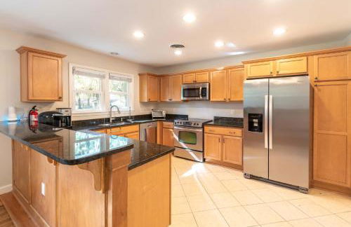 Refinished 3-BR Lowcountry Retreat - Foto 10