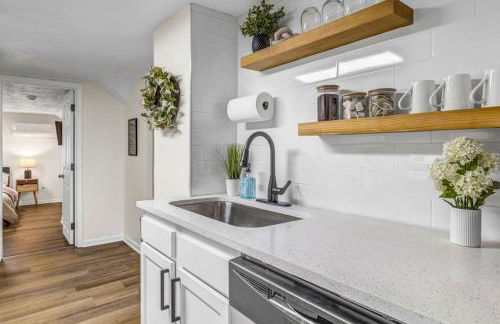 New Renovated 1BR with King Modern Comfort - Foto 15