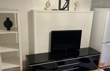 Cozy Two Bedroom Flat 1 Minute from Forest Hill Train Station - Photo 13