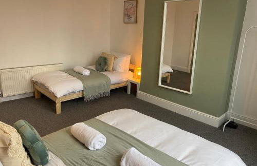 Overhill 3 bedroom flat 5 beds, free parking, ideal for Contractors - Foto 1