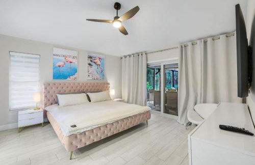 Lux Fam Private Resort Pool Spa, 2 Private Pickleball Courts, Basketball, Ping Pong Table, Mini Golf, Close To Beach & Dining Home Sleeps 8 - Photo 23