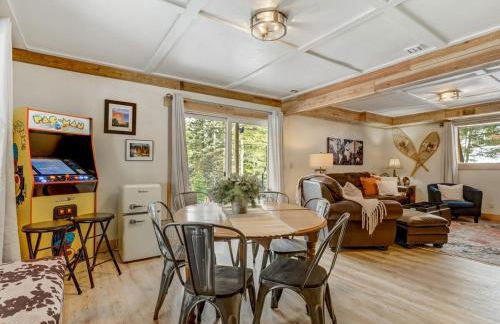 Pinetop Cabin Hot Tub BBQ Arcade Scenic Escape - Foto 15