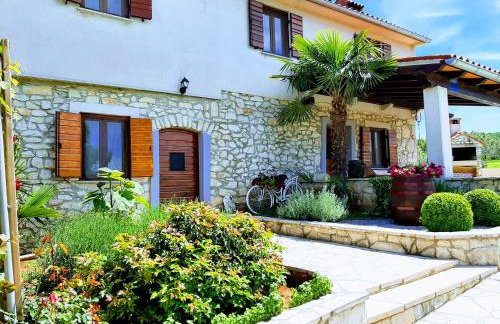 Casa Ivanovac with pool and large front yard - Photo 16