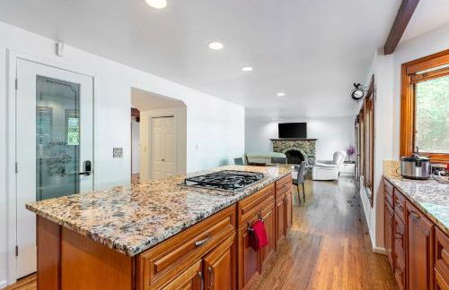 Spacious 3BR Redmond Home with Fireplace & BBQ - Foto 7