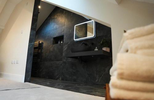 Modern 2 Bed 2 Bath Apartment in Prime Jesmond Location - Photo 12