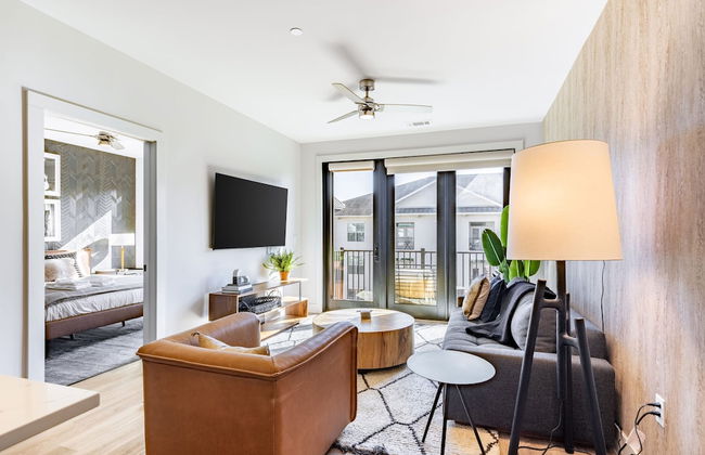 Prime Walkable Midtown Location Pool Gym Outlaw s Den by Avantstay - Foto 6