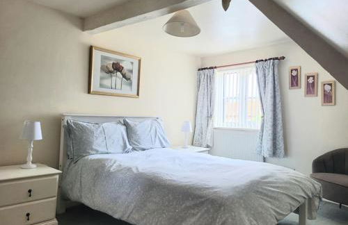 Two Bed First Floor Apartment in Village location - Photo 12