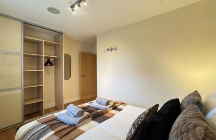 Stylish 2 Bedroom Apartment With 2 Bathrooms and Free Gated Parking - Foto 26