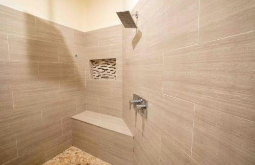 Modern Retreat Near John Hopkins Central Location! - Foto 13