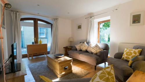 Converted coach house with parking in Pittenweem - Photo 2