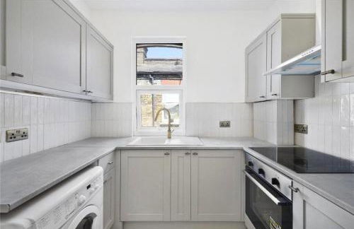 Newly refurbished 2 br apartment with a beautiful garden - Foto 32