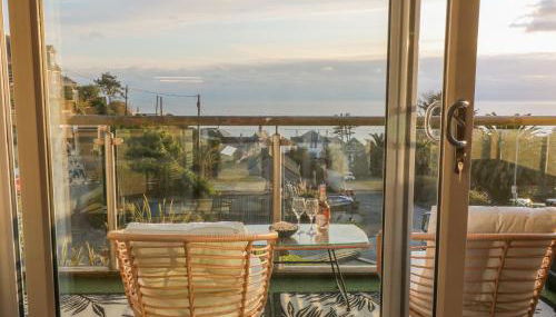 A Stone's Throw - Photo 2