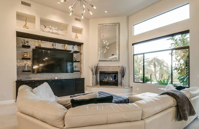 Luxury Contemporary Sanctuary w/ Pool and Views! - Foto 21