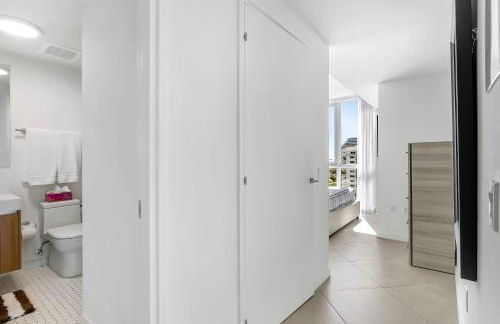 Tiffany Hazel - Rooftop Pool, Gym, & Walk to Beach - Foto 9