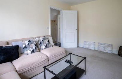 Impressive 4 Bed House Sleeps 8 - Private Parking Fast Wi-Fi Netflix & Foosball, Business Insurance and Leisure Travellers Welcome - Foto 24