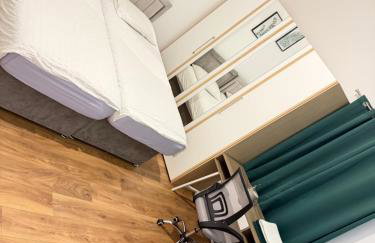 Modern 2 Bedroom House with 2 Ensuite and Free Parking - Photo 5