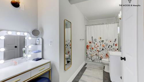 The Moose #11 - Luxe Modern loft with King Bed, Free Parking & Wi-Fi - Foto 5, towels, Shower