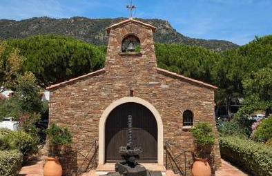 APPARTEMENT ET SA JOLIE TERRASSE Le Lavandou Saint Clair, a deux pas de la plage de St Clair, au calme, Studio tout équipé, clim, Wifi Fibre, TV connectée, lave linge, lave vaisselle, place de parking et plus, serviettes et draps fournis - Foto 3