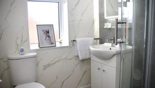 Cosy 2-Bed Home Near St Helens Centre - Free WiFi - Foto 3