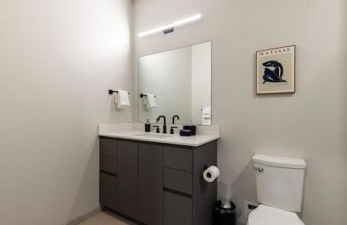 Luxury Downtown King Bed, Rooftop Pool - Photo 40