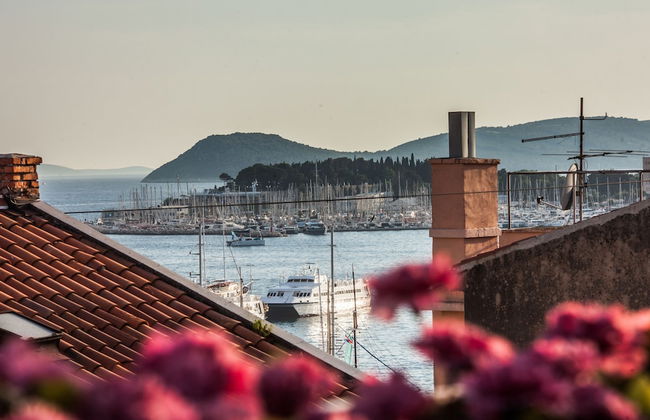 Royal View Apartment - Photo 22