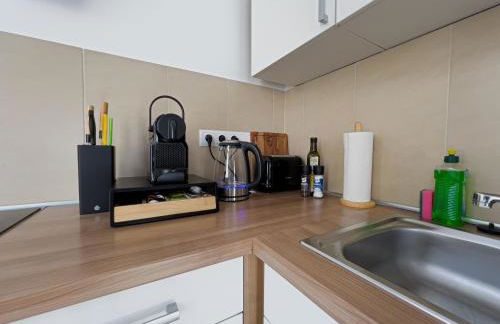 Erstklassiges Ferienapartment Citynah mit 1 Schlafzimmer - WiFi, TV, Küchenzeile, Waschmaschine&Trockner - Foto 21