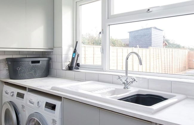 Coastal Retreat for 8 With Hot Tub - Walk to Beach - Foto 14