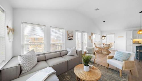 Stylish Home with game room, deck, and canal access - Foto 2